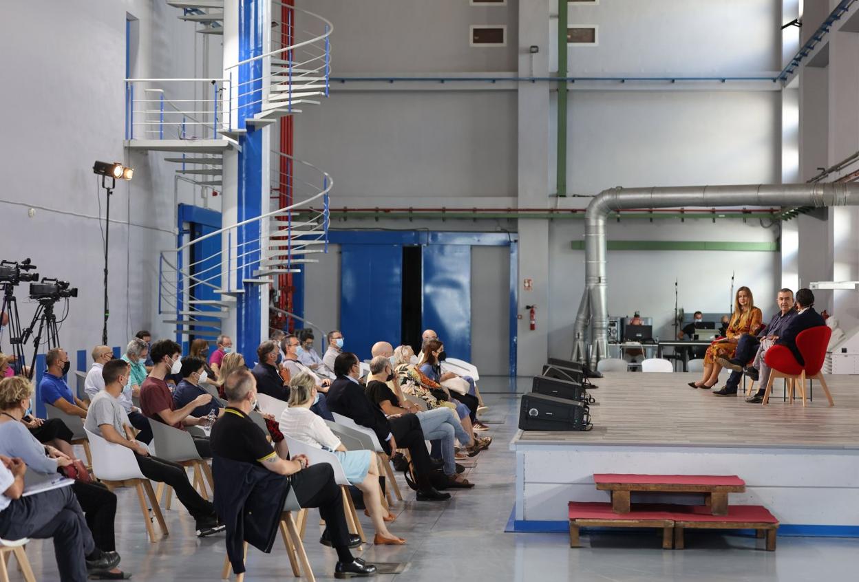 Público. Asistentes al encuentro cultural con el que se inauguró el proyecto 'El Otoño Literario' de LAS PROVINCIAS. T. Rodríguez