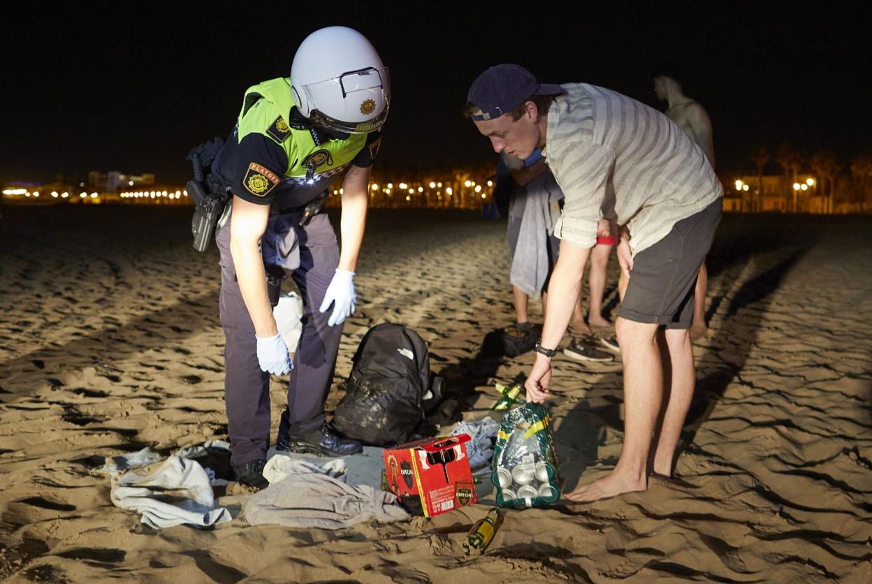 Agentes de Policía intervienen en el botellón de la playa, en la madrugada de ayer. ivÁn arlandis