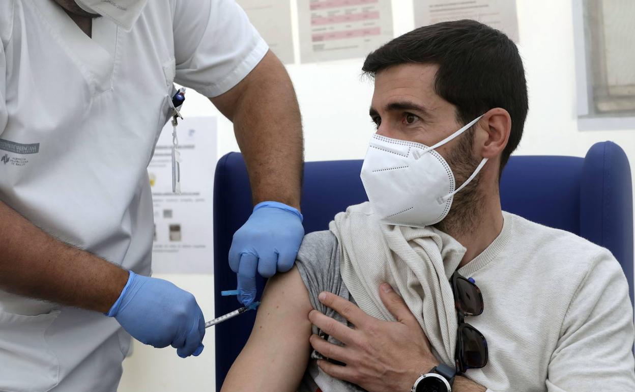 Vacunación en un centro sanitario de Valencia.