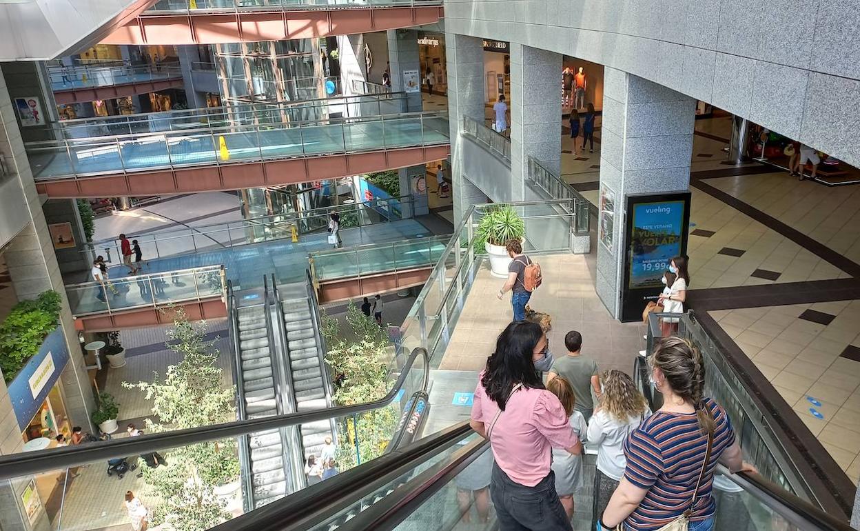 Clientes del centro comercial Aqua en el primer domingo de apertura. 