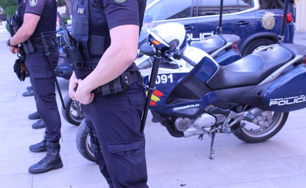 Un hombre intenta estrangular a su pareja en mitad de la calle en Valencia