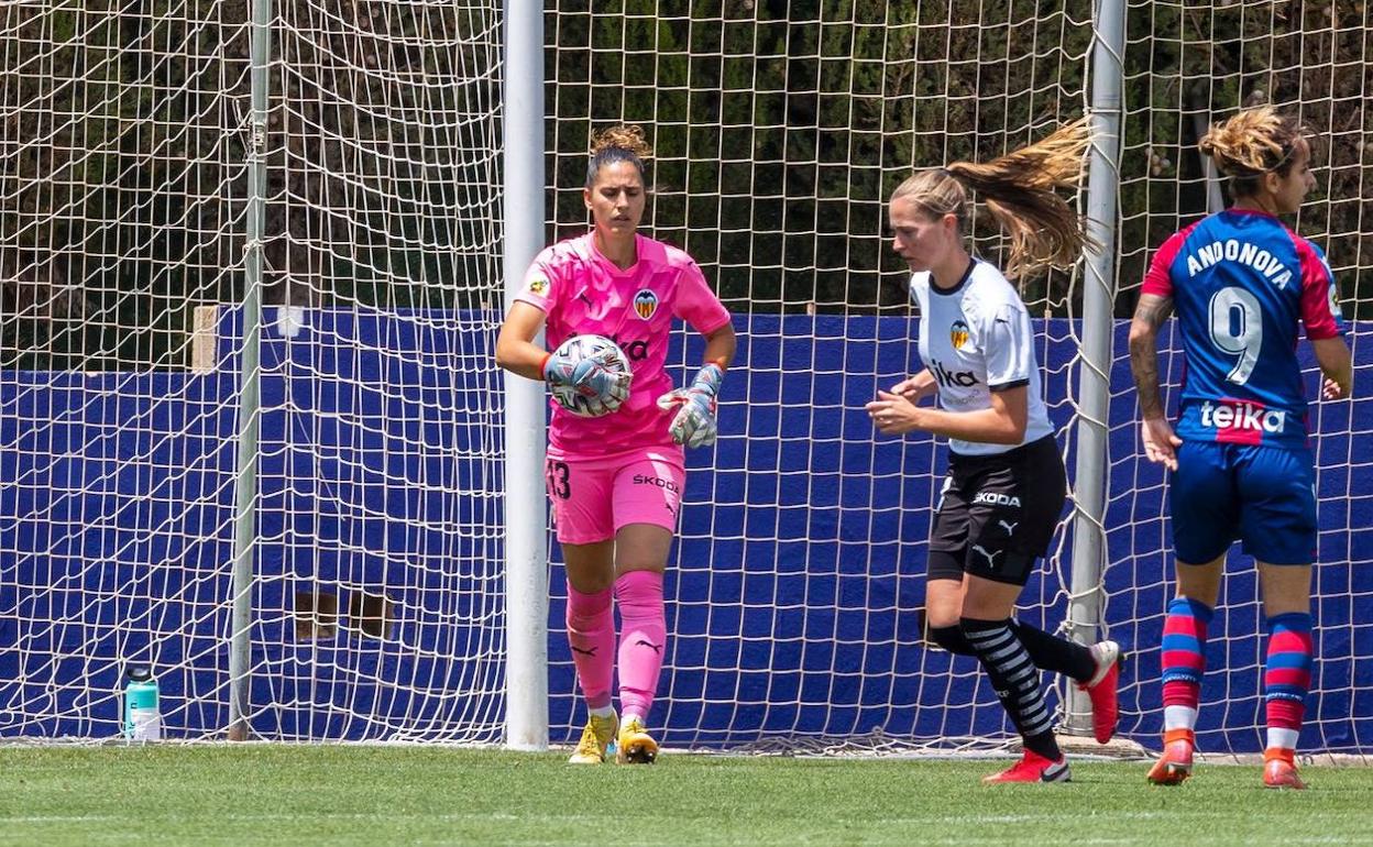 Noelia Gil se prepara para sacar durante el derbi disputado ayer en la ciudad deportiva de Buñol.