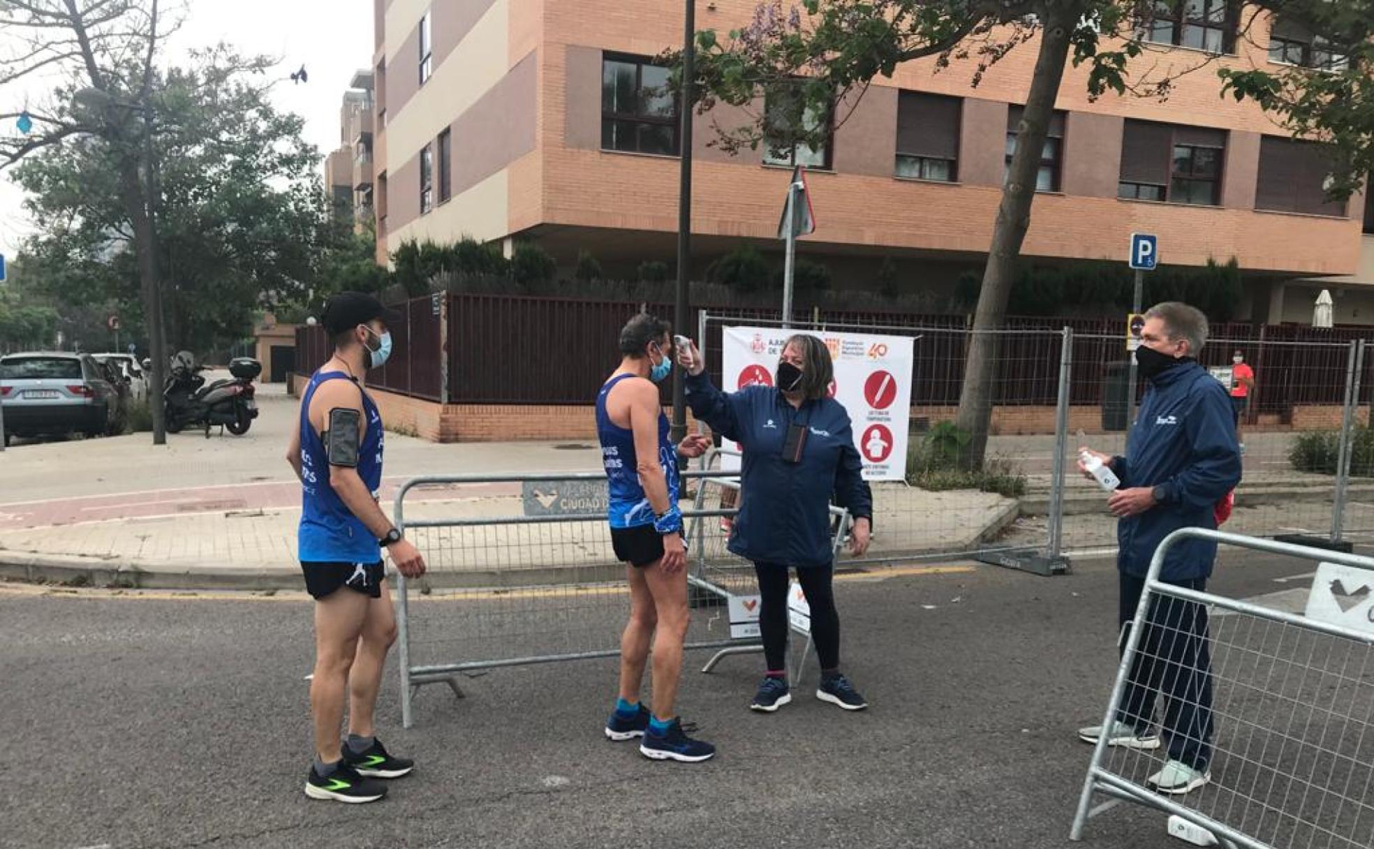 Toma de temperatura en la Carrera Ponle Freno de Valencia celebrada el pasado 20 de junio. 