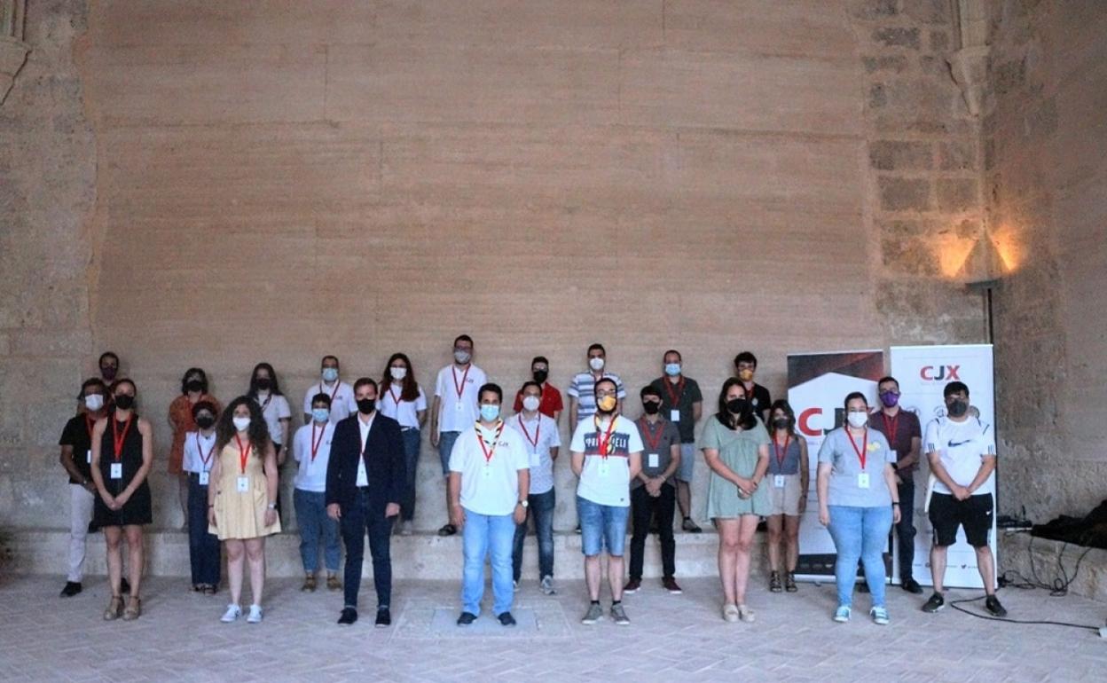 La nueva directiva del Consell de la Joventut con representantes del consistorio.