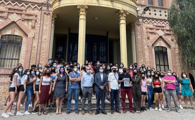 Imagen principal - La charla con los alumnos del instituto y la visita al convento de La Purísima. 