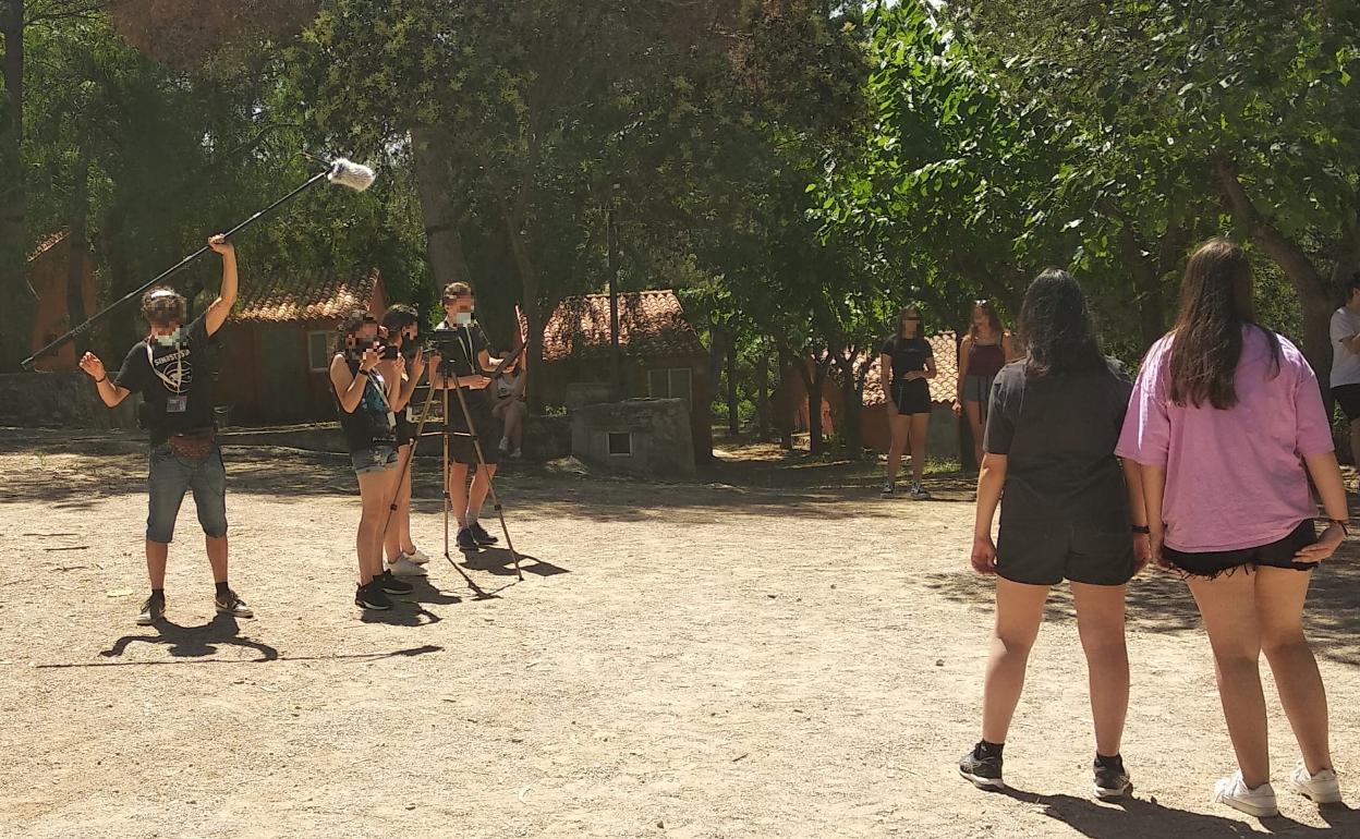 Un grupo de jóvenes rueda una escena del corto de terror en Ador. 