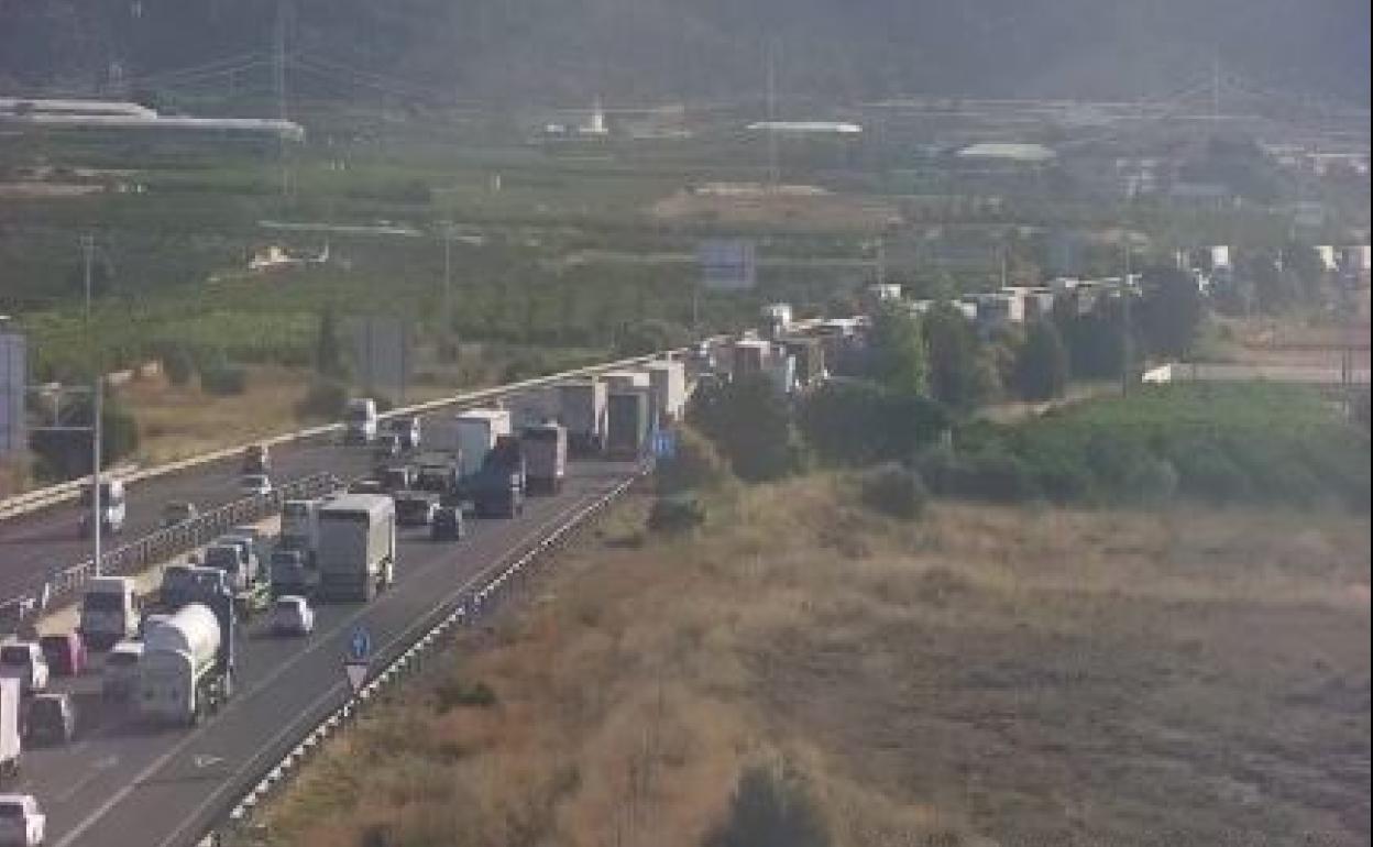 El atasco de este martes visto desde las cámaras de la Dirección General de Tráfico.