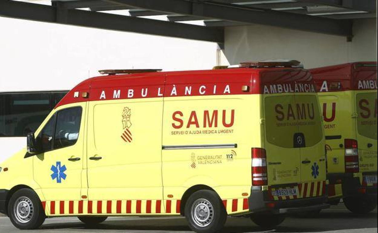 Varias unidades del SAMU a las puertas de un hospital valenciano.