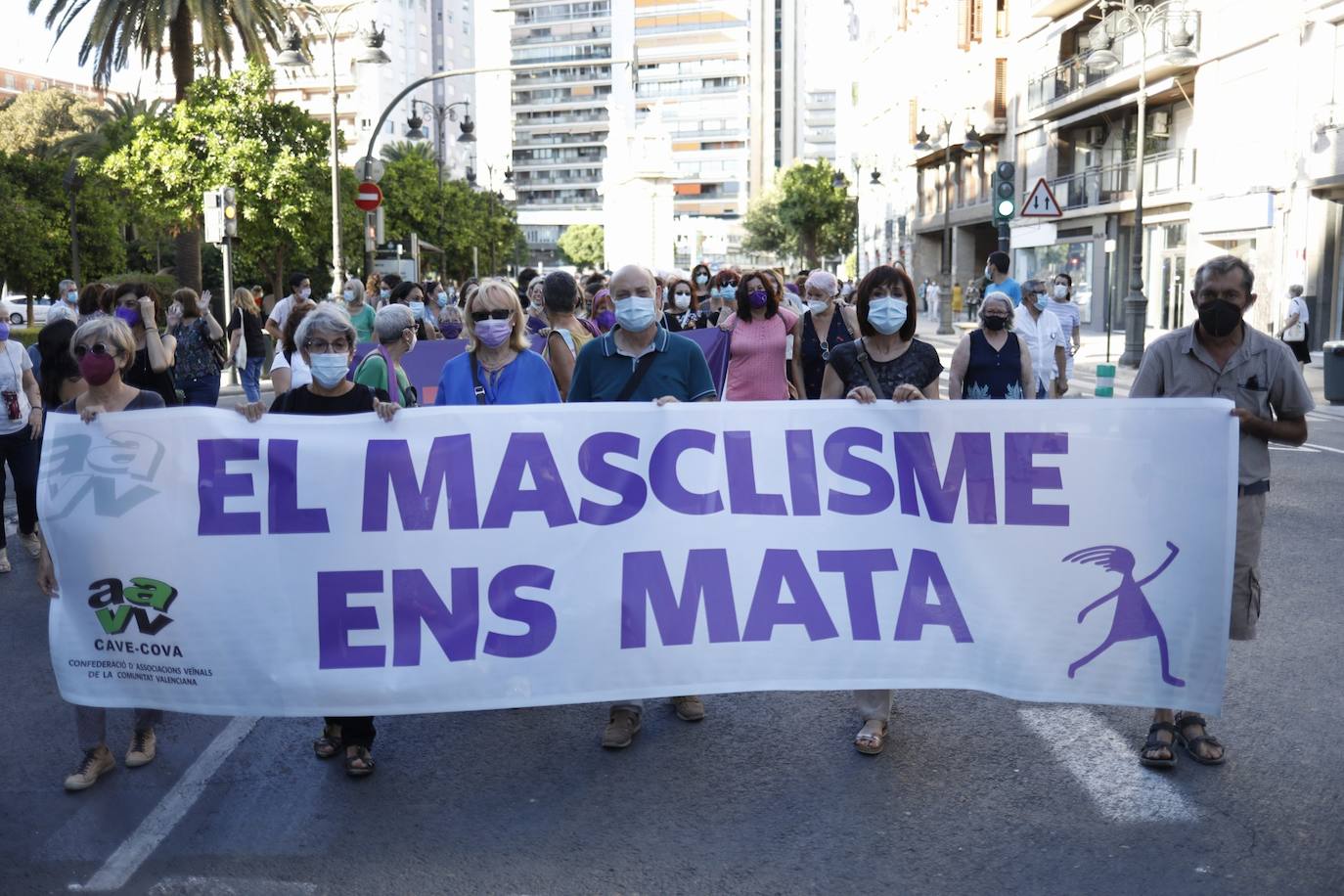 Colectivos feministas se han reunido este martes por la tarde en el centro de Valencia para protestar contra los crímenes machistas que se siguen produciendo en España y en la Comunitat, como el caso de Wafaa, en la Pobla Llarga. El asesino confeso de la joven, que estaba obsesionado con ella, lanzó el cadáver al pozo de una finca familiar, donde fue encontrado la pasada semana por la Guardia Civil. 