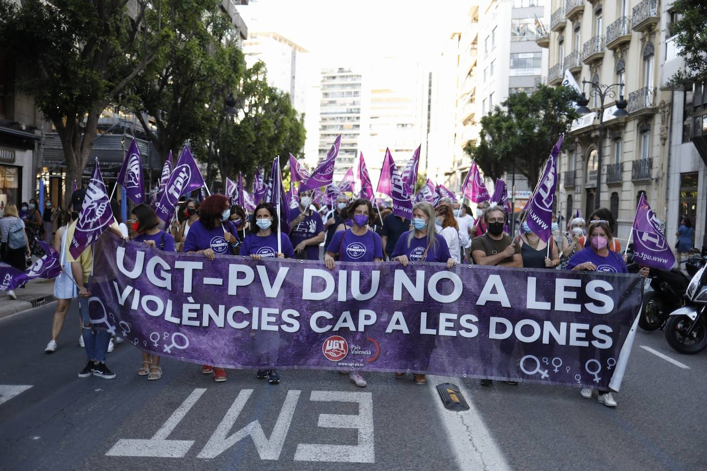 Colectivos feministas se han reunido este martes por la tarde en el centro de Valencia para protestar contra los crímenes machistas que se siguen produciendo en España y en la Comunitat, como el caso de Wafaa, en la Pobla Llarga. El asesino confeso de la joven, que estaba obsesionado con ella, lanzó el cadáver al pozo de una finca familiar, donde fue encontrado la pasada semana por la Guardia Civil. 