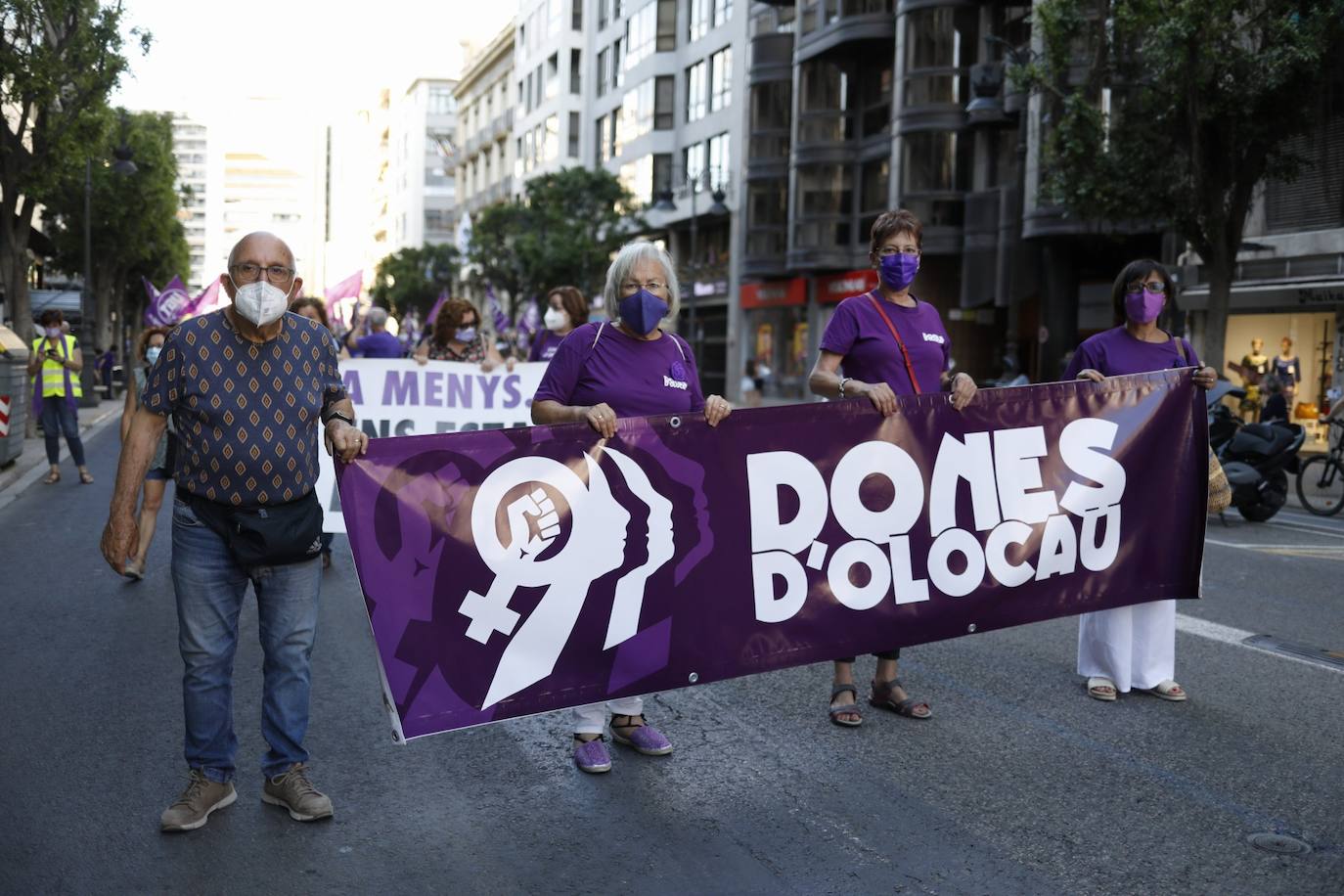 Colectivos feministas se han reunido este martes por la tarde en el centro de Valencia para protestar contra los crímenes machistas que se siguen produciendo en España y en la Comunitat, como el caso de Wafaa, en la Pobla Llarga. El asesino confeso de la joven, que estaba obsesionado con ella, lanzó el cadáver al pozo de una finca familiar, donde fue encontrado la pasada semana por la Guardia Civil. 