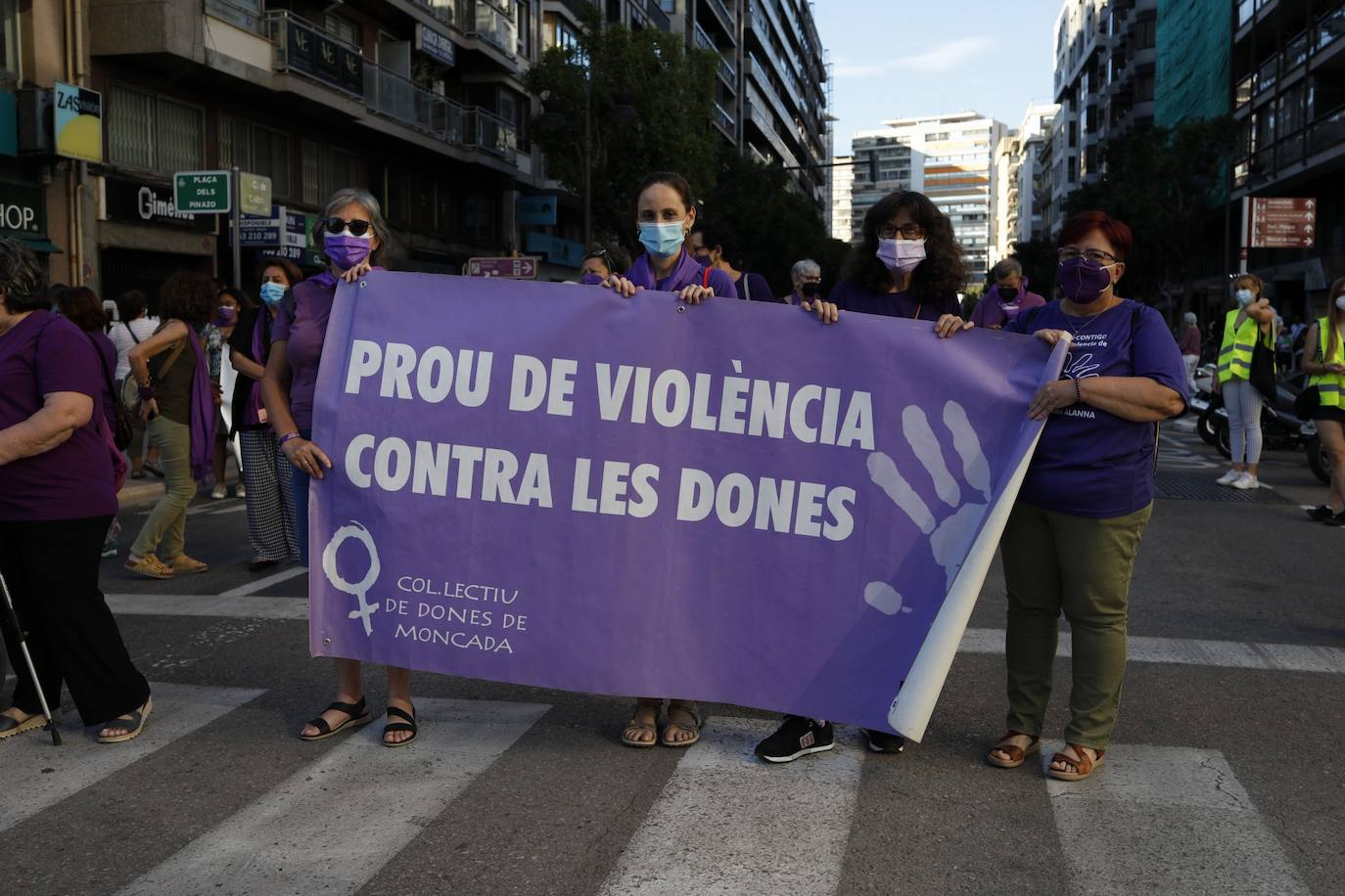 Colectivos feministas se han reunido este martes por la tarde en el centro de Valencia para protestar contra los crímenes machistas que se siguen produciendo en España y en la Comunitat, como el caso de Wafaa, en la Pobla Llarga. El asesino confeso de la joven, que estaba obsesionado con ella, lanzó el cadáver al pozo de una finca familiar, donde fue encontrado la pasada semana por la Guardia Civil. 