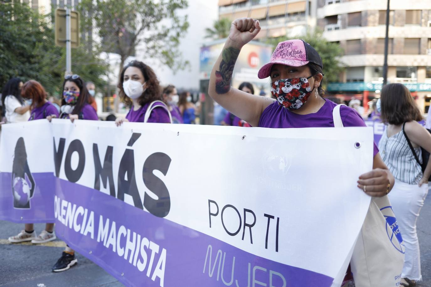 Colectivos feministas se han reunido este martes por la tarde en el centro de Valencia para protestar contra los crímenes machistas que se siguen produciendo en España y en la Comunitat, como el caso de Wafaa, en la Pobla Llarga. El asesino confeso de la joven, que estaba obsesionado con ella, lanzó el cadáver al pozo de una finca familiar, donde fue encontrado la pasada semana por la Guardia Civil. 