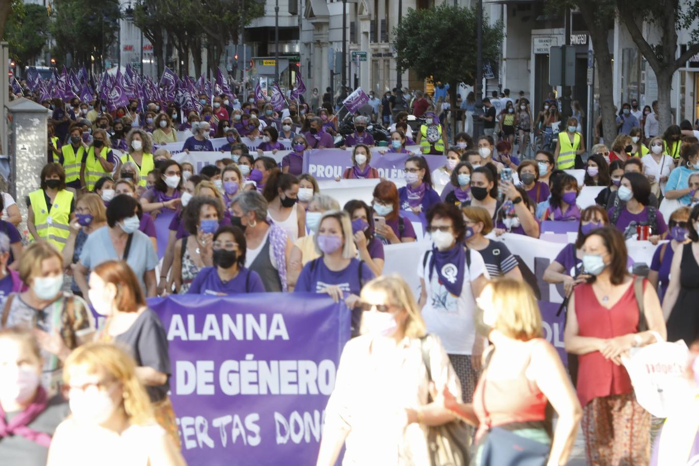 Colectivos feministas se han reunido este martes por la tarde en el centro de Valencia para protestar contra los crímenes machistas que se siguen produciendo en España y en la Comunitat, como el caso de Wafaa, en la Pobla Llarga. El asesino confeso de la joven, que estaba obsesionado con ella, lanzó el cadáver al pozo de una finca familiar, donde fue encontrado la pasada semana por la Guardia Civil. 