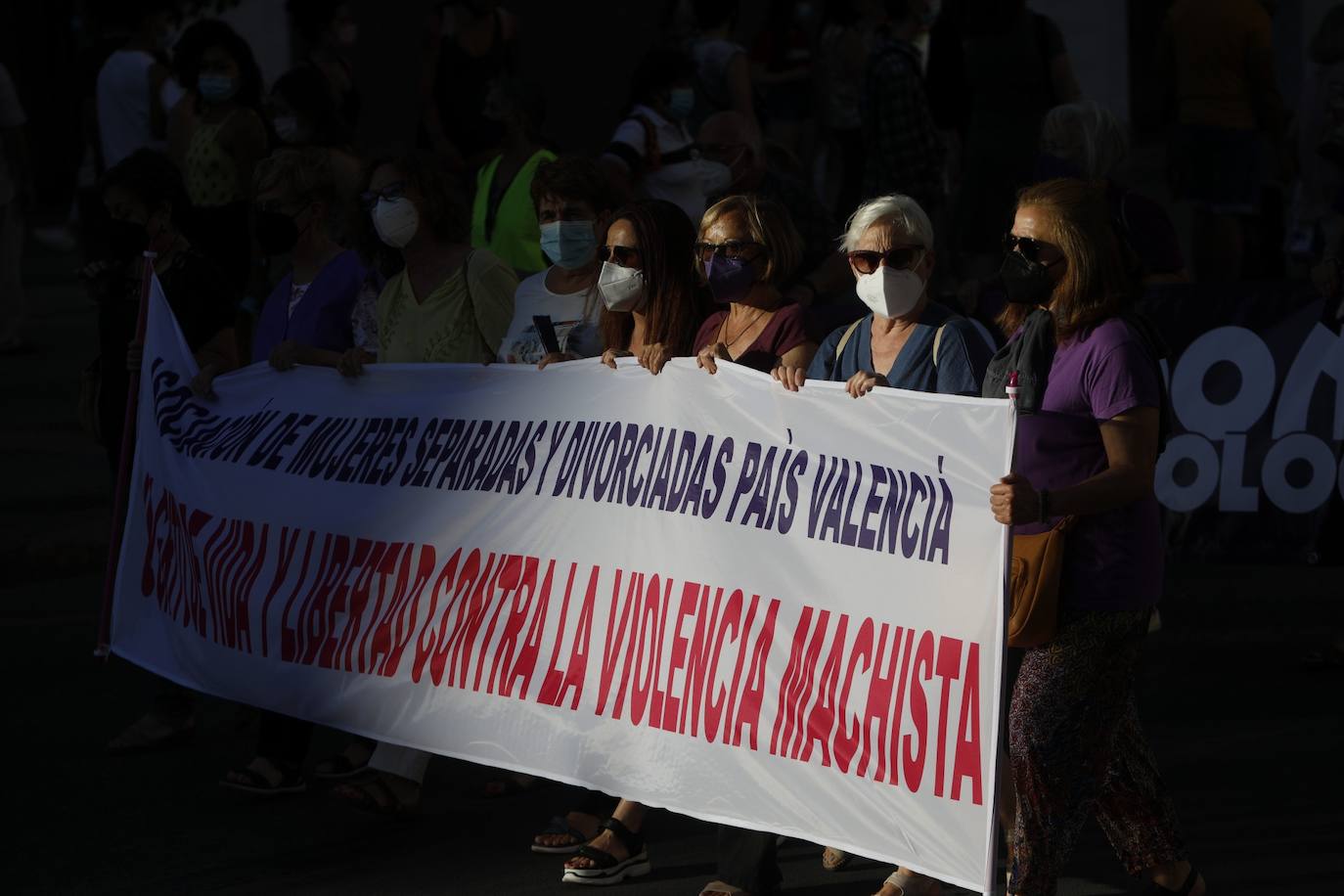 Colectivos feministas se han reunido este martes por la tarde en el centro de Valencia para protestar contra los crímenes machistas que se siguen produciendo en España y en la Comunitat, como el caso de Wafaa, en la Pobla Llarga. El asesino confeso de la joven, que estaba obsesionado con ella, lanzó el cadáver al pozo de una finca familiar, donde fue encontrado la pasada semana por la Guardia Civil. 