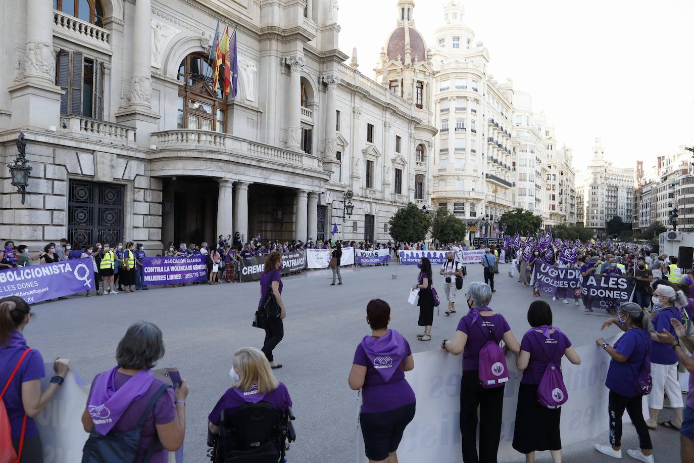 Colectivos feministas se han reunido este martes por la tarde en el centro de Valencia para protestar contra los crímenes machistas que se siguen produciendo en España y en la Comunitat, como el caso de Wafaa, en la Pobla Llarga. El asesino confeso de la joven, que estaba obsesionado con ella, lanzó el cadáver al pozo de una finca familiar, donde fue encontrado la pasada semana por la Guardia Civil. 