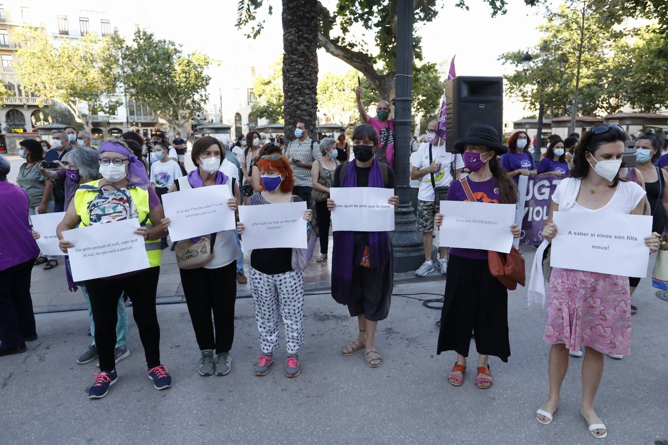 Colectivos feministas se han reunido este martes por la tarde en el centro de Valencia para protestar contra los crímenes machistas que se siguen produciendo en España y en la Comunitat, como el caso de Wafaa, en la Pobla Llarga. El asesino confeso de la joven, que estaba obsesionado con ella, lanzó el cadáver al pozo de una finca familiar, donde fue encontrado la pasada semana por la Guardia Civil. 