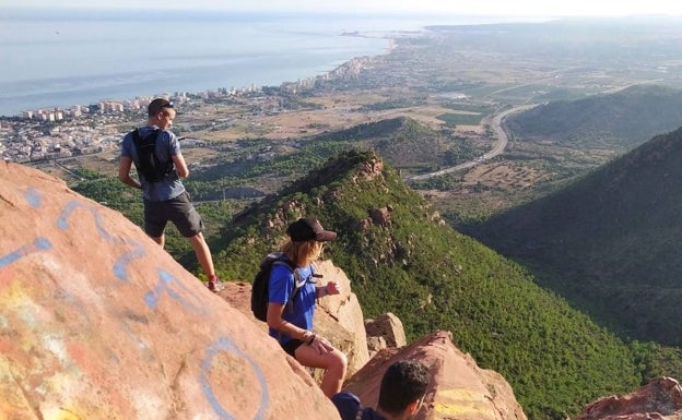 Un grupo de amigos disfrutan de las espectaculares vistas desde lo alto del paraje. 