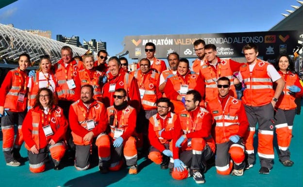 Voluntarios de la Cruz Roja cuidan de la salud de los corredores en el maratón de Valencia. 