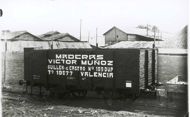 Rótulo sobre un vagón de mercancías en una imagen procedente de la Biblioteca Valenciana. 