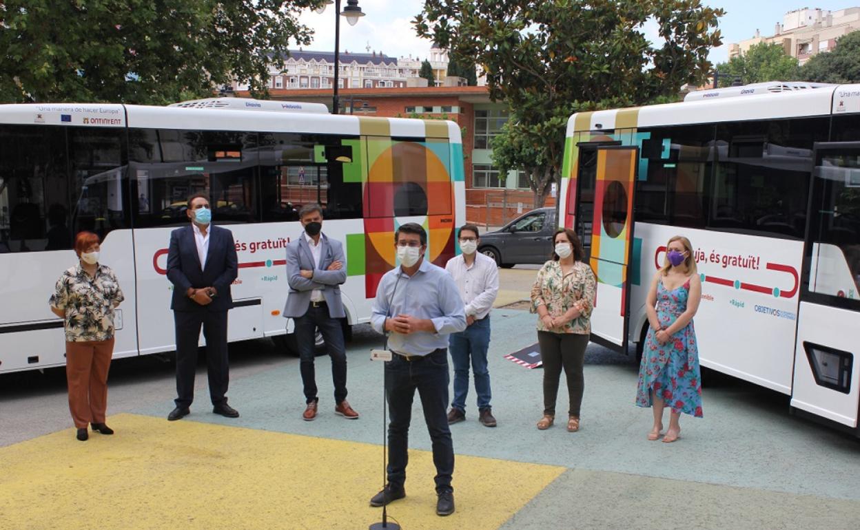 El alcalde de Ontinyent presenta los dos nuevos microbuses  de bajas emisiones. 