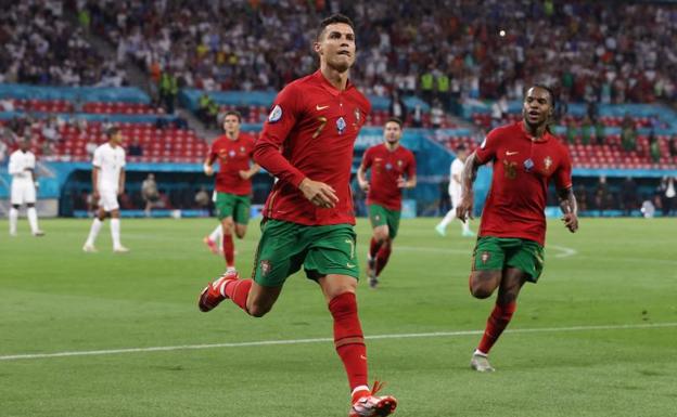 Cristiano Ronaldo celebra el segundo de sus goles a Francia.