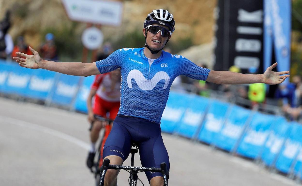 Enric Mas alza los brazos como ganador de la etapa reina de 2021. 