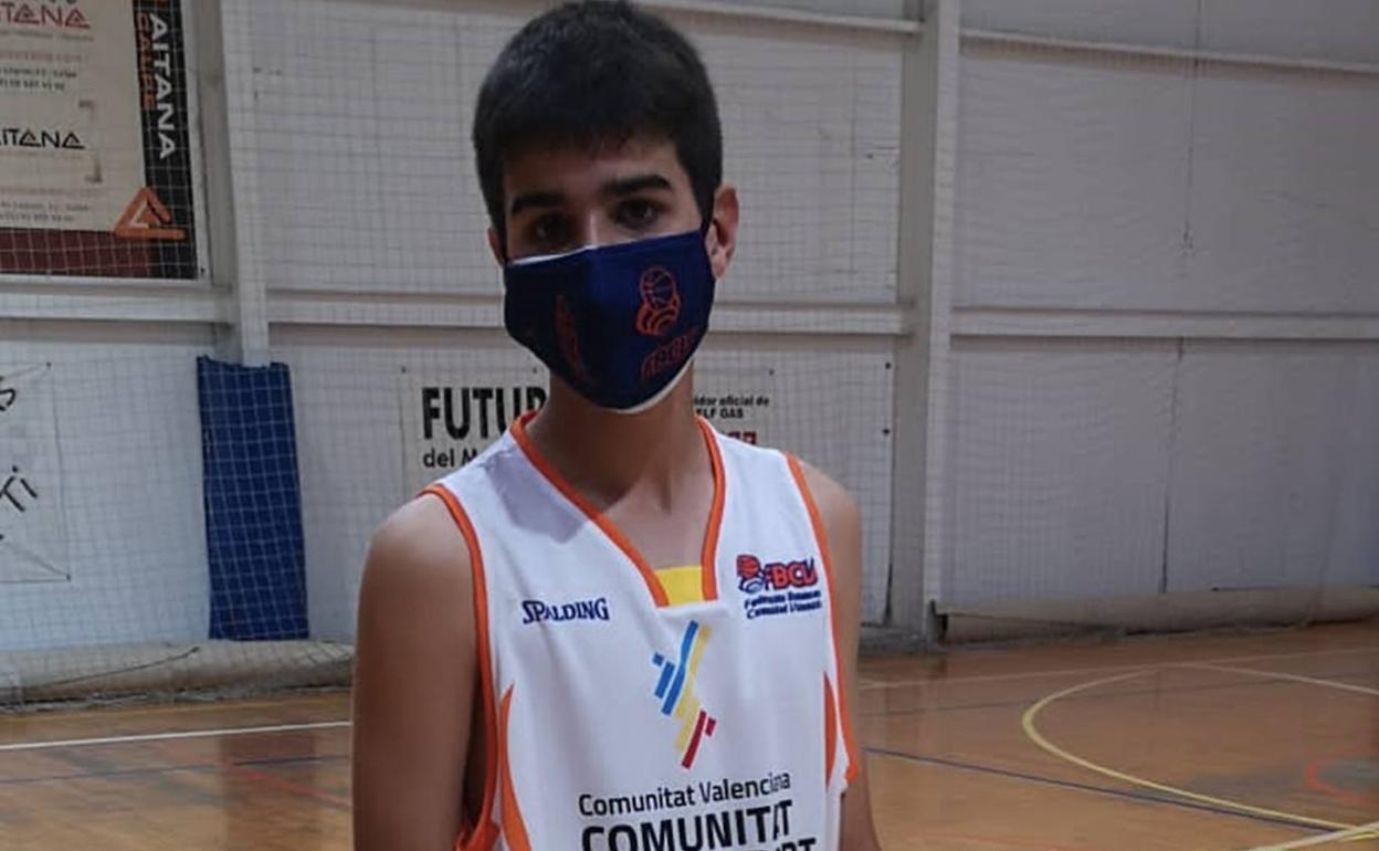 Gerard Sastre Escortell con la Selección Alevín Valenciana de baloncesto. 