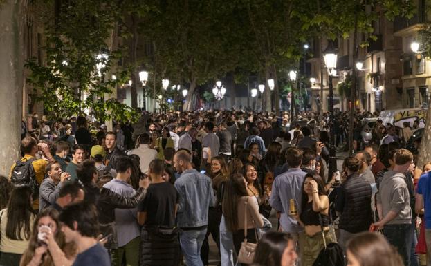 Qué es una aglomeración: la diferencia entre llevar o no la mascarilla puesta en España