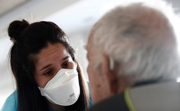 Las dos únicas situaciones en las que se podrá quitar la mascarilla en espacios cerrados