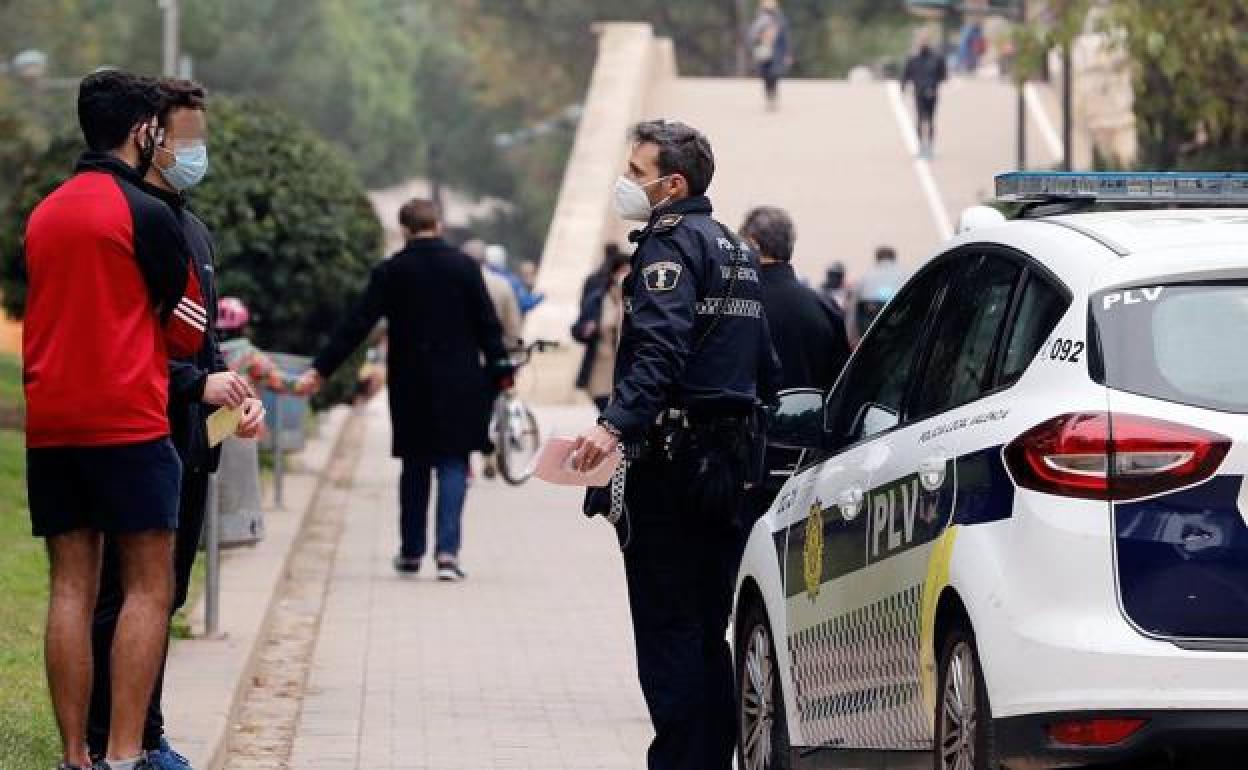 La Policia Local multa por no llevar mascarilla. 