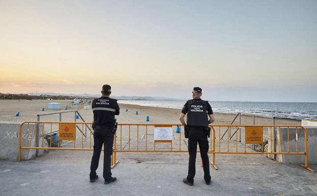 Policías vigilan las playas la noche de San Juan.