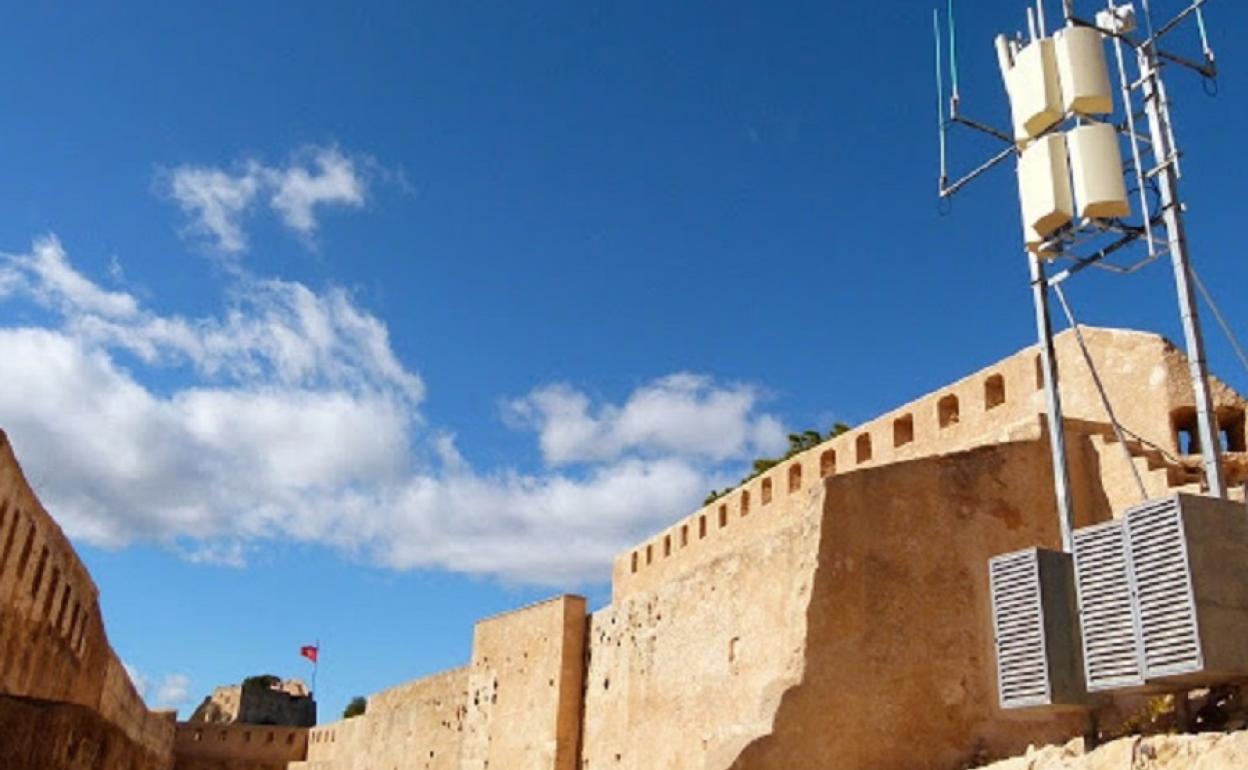 Antena-repetidor en el Castillo cuya ilegialidad denuncia la asociación. 