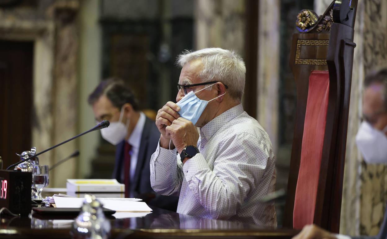 El alcalde Ribó, en la sesión celebrada hoy en el hemiciclo del Ayuntamiento. 