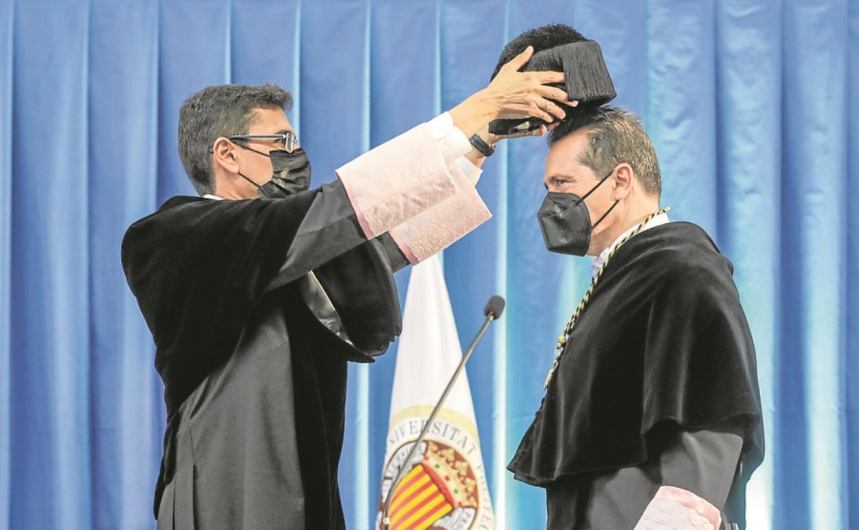 Francisco Mora impone el birrete a Pepe Capilla durante el acto.