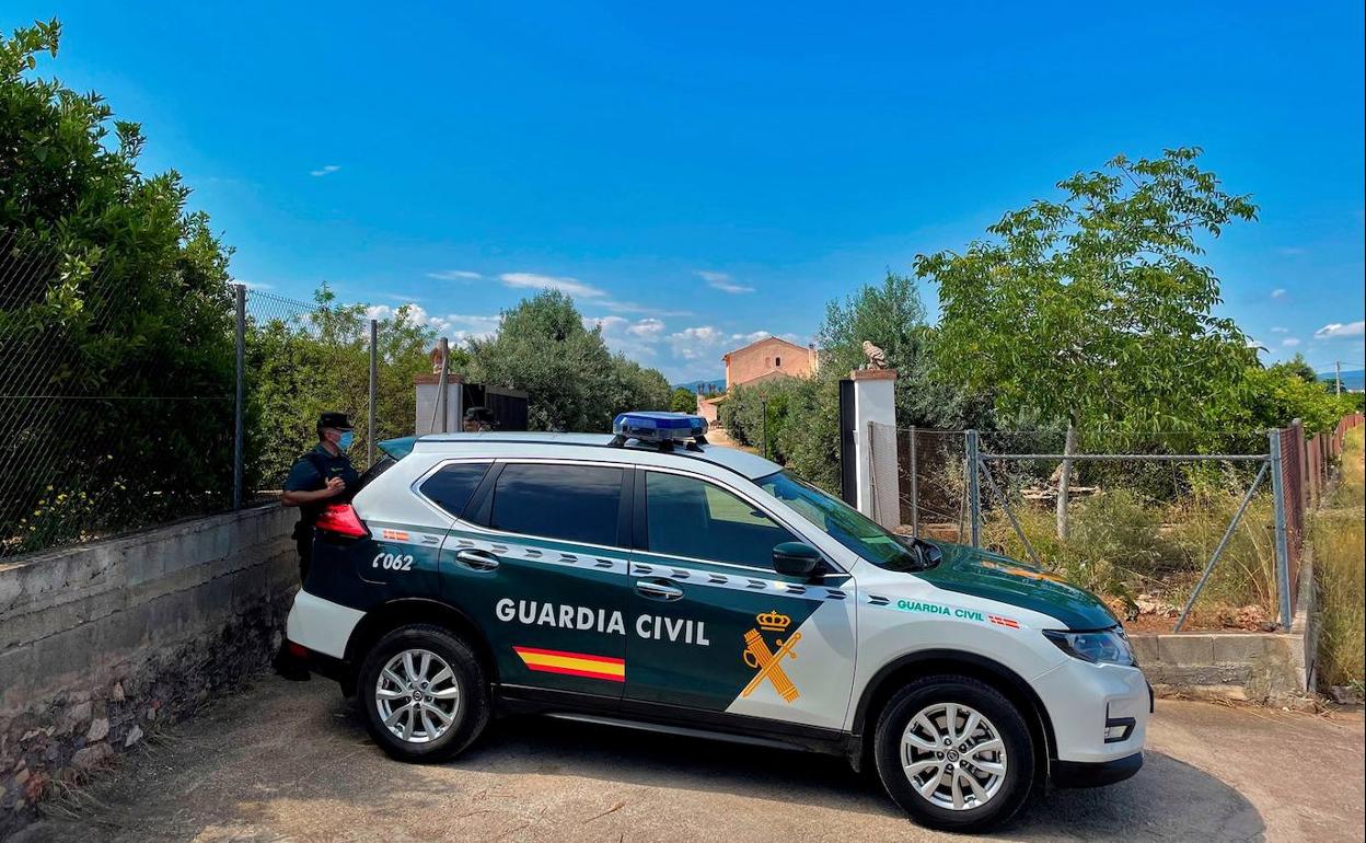 Un coche de la Guardia Civil, ayer, cruzado frente al acceso a la finca agrícola donde se encuentra el pozo. 