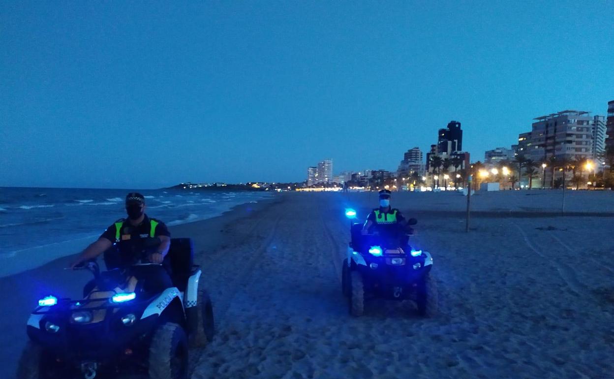 Dos agentes vigilan la Playa de San Juan anoche en los quads. 