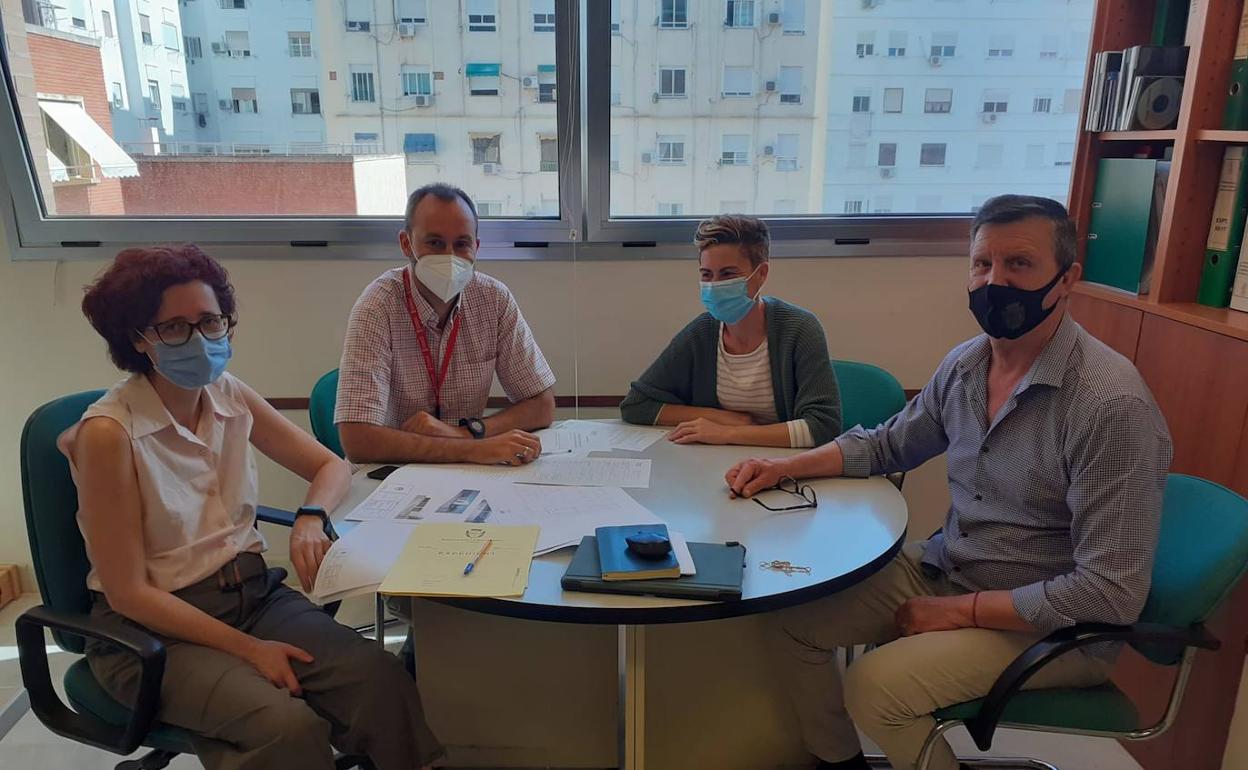 El alcalde, Voro Masaroca, en la reunión con los representantes de infraestructuras sanitarias. 