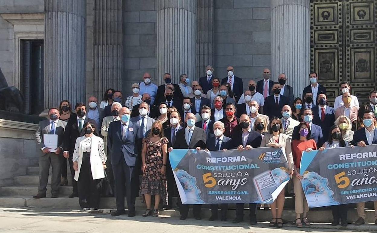 Acto reivindicativo de la Associació de Juristes Vaencians en la escalera del Congreso el pasado 14 de junio. 