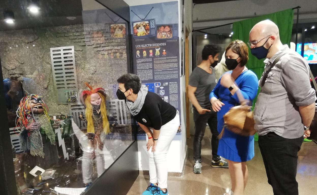 Visitantes al Museo miran el espacio de la Bruja Avería y los Electroduendes. 