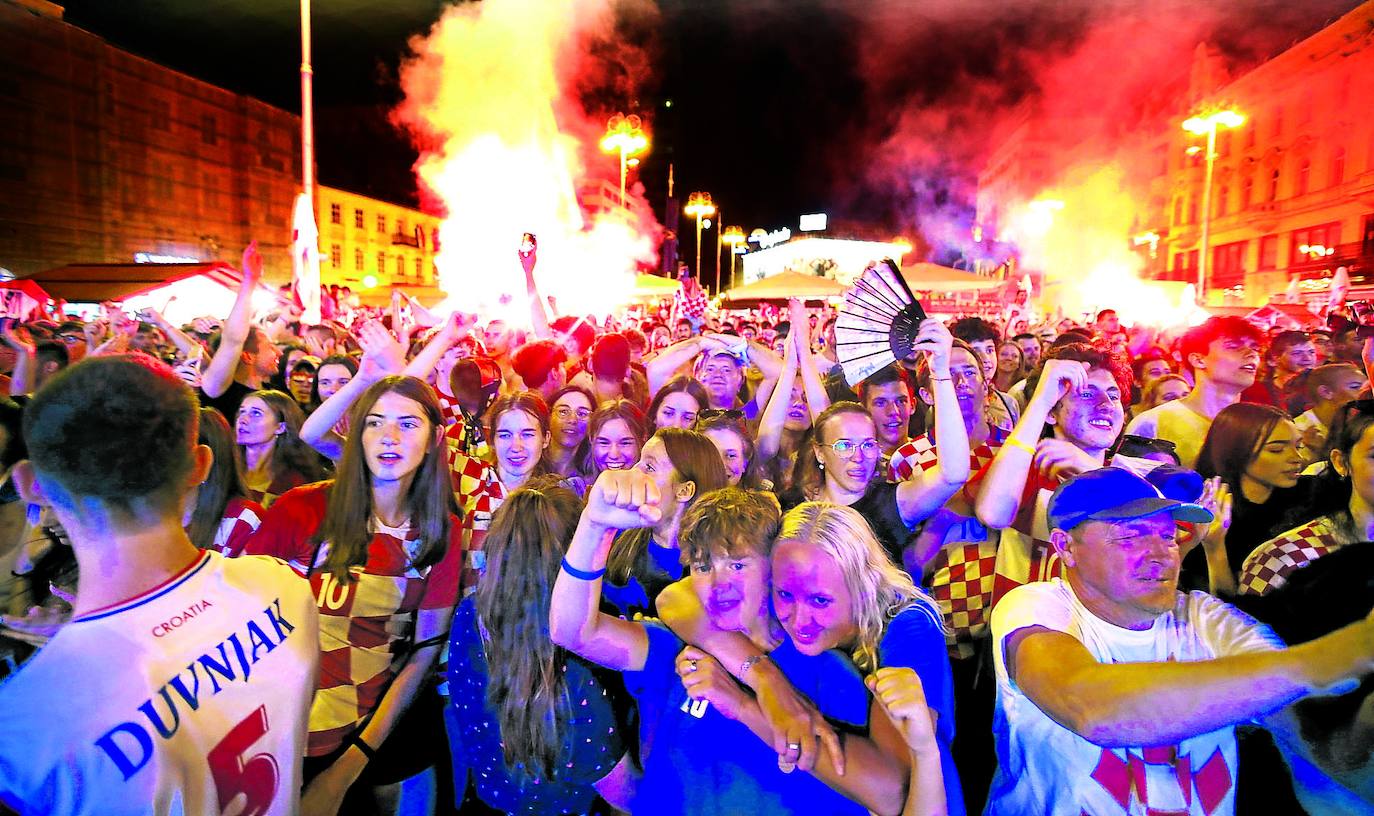 Entrega incondicional. Así vieron cientos de croatas en Zagreb, la capital del país, la victoria de su selección contra Escocia por 1-3 .