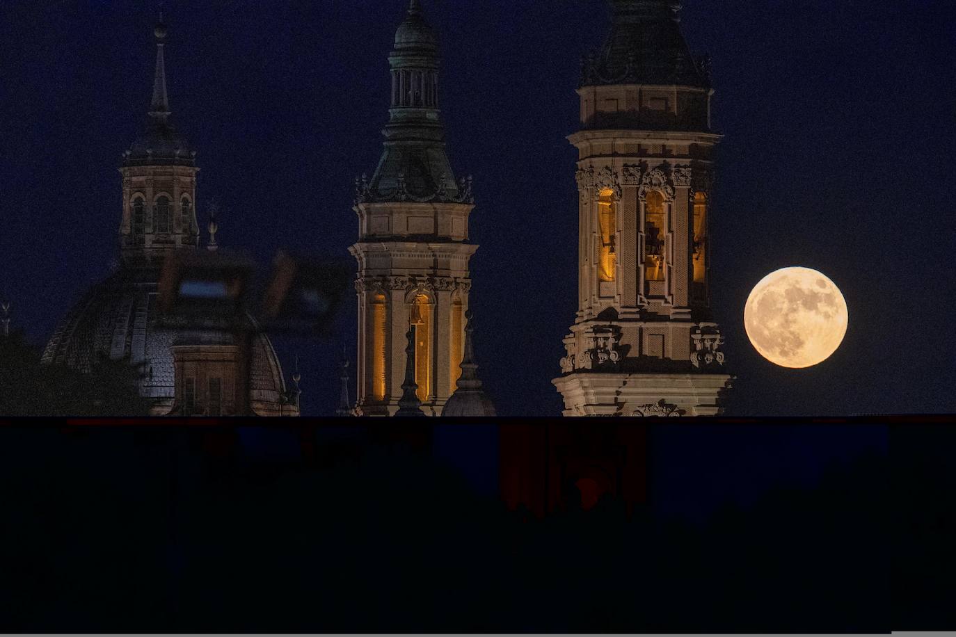 Última superluna de 2021 vista sobre Zaragoza