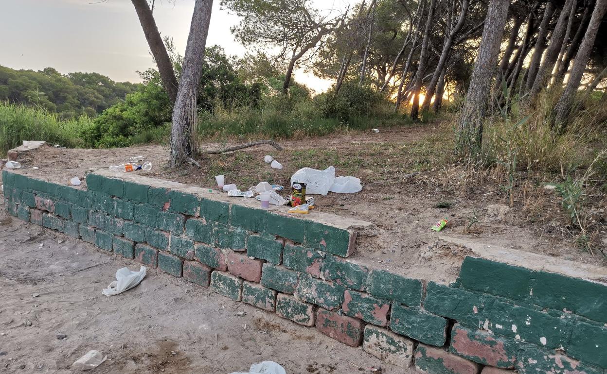 Restos de botellón en la mañana del día 24.