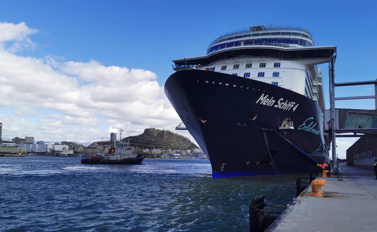 Imagen de archivo del 'Mein Schiff 4' atracado en el Puerto de Alicante. 