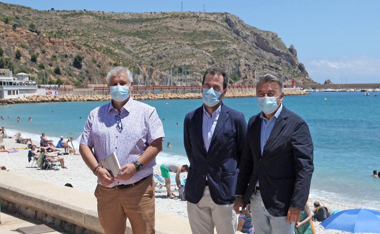 Enrique Varela con el alcalde de Xàbia y el edil de Cultura en el paseo que se denominará Joaquín Sorolla. 