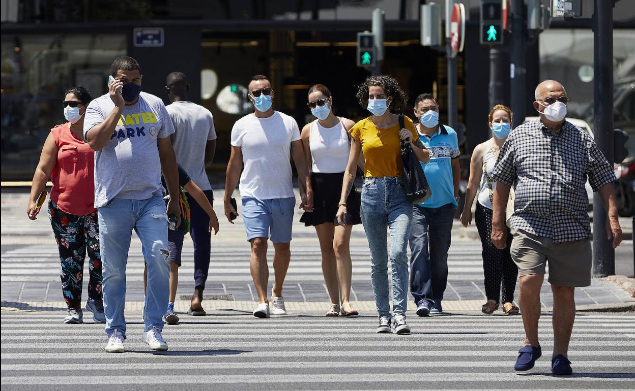 Mascarillas en pasos de peatones: ¿Cuándo hay que llevarlas por la calle en la ciudad?