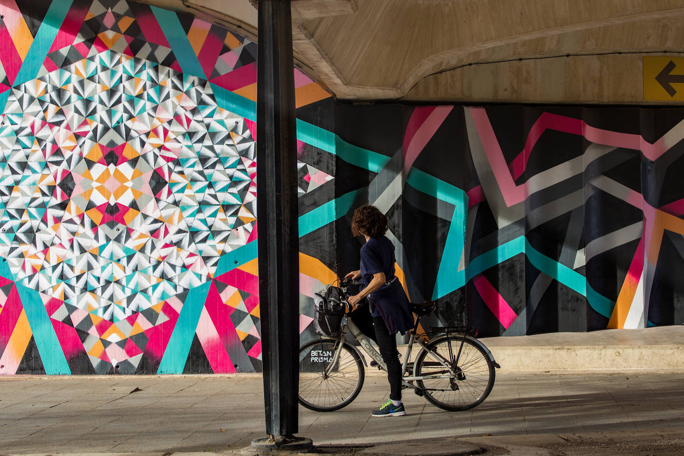 El proyecto 'Abstracte, un riu d'art' se ha reanudado con la instalación de 11 nuevos murales en las bases de puentes, espacios deportivos y casetas de jardinería a lo largo de los casi diez kilómetros del Jardín del Turia.