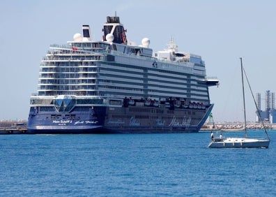 Imagen secundaria 1 - Imagenes del 'Mein Schiff' en el Puerto de Alicante este sábado. 