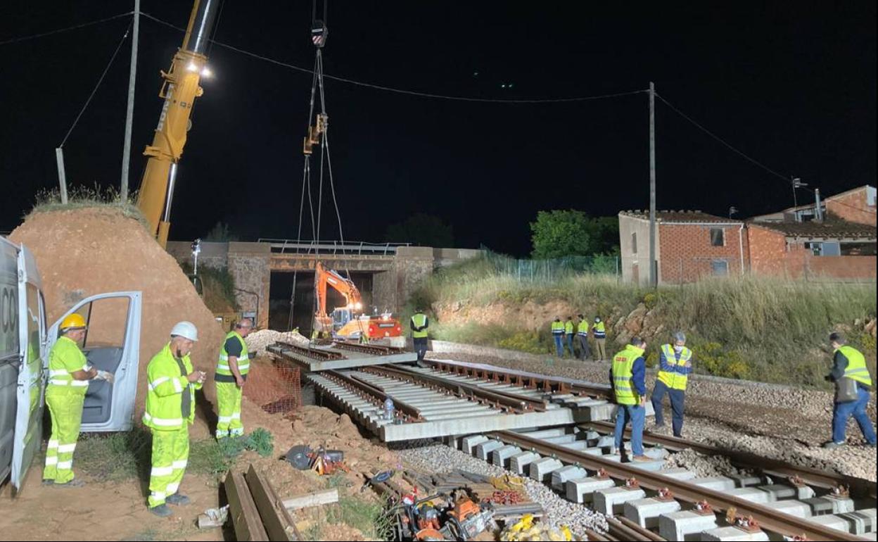 Los operarios trabajan en las inmediaciones de la estación de Barracas. 