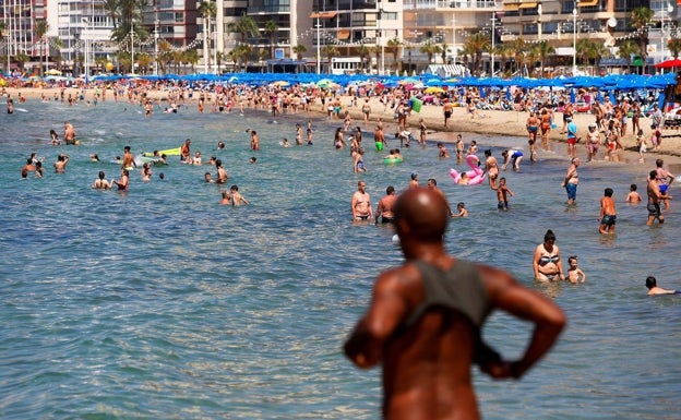 Imagen de una de las principales playas de Benidorm este domingo. 